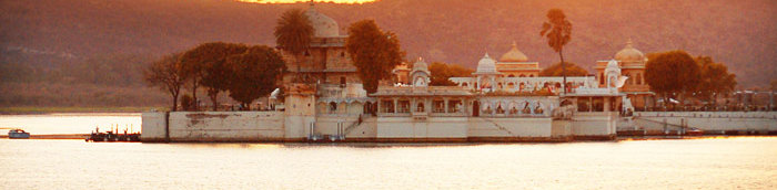 Boat-Ride-to-Jag-Mandir-Palace.jpg