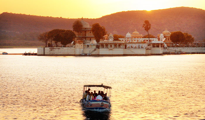 Boat-Ride-to-Jag-Mandir-Palace.jpg